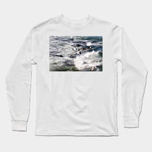 Seagulls flying over the crashing waves, Seahouses, Northumberland, UK Long Sleeve T-Shirt